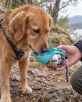 Gourde de voyage pour chien avec bol, Bleu — en situation