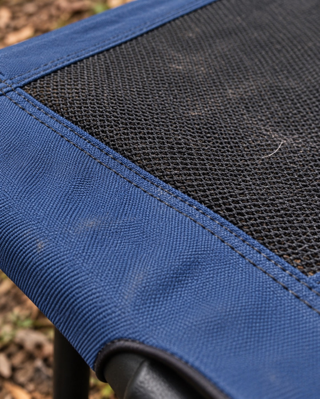 Pack Bivouac, Lit bleu — tapis bleu carreaux 50x70 cm — gamelle grise — détails et finitions