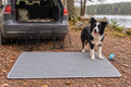 Pack Road Trip, Gourde bleue — tapis bleu carreaux 40x30 cm — en situation