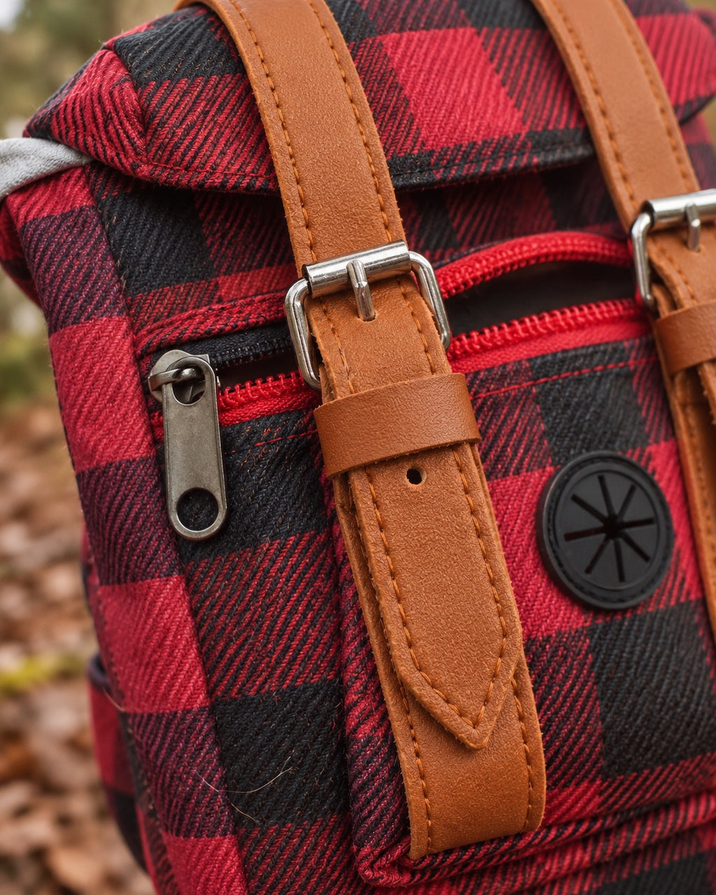 Sac à dos de randonnée pour chien, Rouge — détails et finitions. Taille présentée : gabarit source.