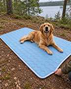 Tapis rafraîchissant pour chien, Bleu clair — vagues 100x150 cm — moment de vie. Taille présentée : 100 × 150 cm.